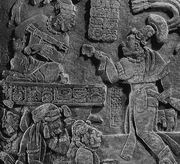 Изысканная работа поздних мастеров, на которой изображён Ицамнаах-Б'алам IV (во дворце или в шатре). Правитель восседает на троне, над ним завязаны поднятые занавески, а сам он принимает трех пленников, которых в 783 году захватил его «сахаль» Ах-Чак-Маш.
