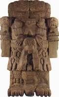 Юбку этой статуи, представляющей собой ацтекскую богиню Земли Коатликуэ и обнаруженной в 1790 г. в Мехико, составляют переплетенные между собой гремучие змеи. 12-тонная богиня обезглавлена, и из ее шеи устремляются потоки крови в виде двух дополняющих друг друга змей ||| 30Kb
