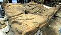 Огромный каменный блок с изображением Тлальтекутли на нём. Под ним обнаружены четыре помещения, в которых предположительно находятся останки Ауисотля. Фото REUTERS/Andrew Winning ||| 48Kb