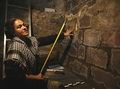 Археолог Эльза Эрнандес делает замеры стены колониальной эпохи, которая была воздвигнута над доиспанским строением в Мехико. / Alexandre Meneghini, AP ||| 35Kb