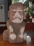 Ольмекская каменная фигура жреца, найденная в Сасакатле, шт.Морелос. Фото: Cortesia del INAH Morelos