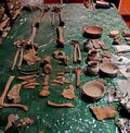 в 700 метрах от археологической зоны Тула, штат Идальго, было обнаружено доиспанское захоронение с 2 скелетами, 7 вазами и инструментами для полировки (фото INAH) ||| 44Kb