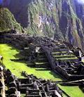 Мачу-Пикчу (Перу). Вершина Уайана-Пикчу возвышается над руинами Мачу-Пикчу, построенного высоко в Андах. Великолепные здания позволяют предположить, что здесь находили покой и отдохновение знатные жители Куско, столицы инков. Возможно, в городе было и постоянное население, прежде всего прислуга и крестьяне. Мачу-Пикчу ни разу не упоминается в подробных хрониках, которые вели испанские конкистадоры, завоевавшие империю инков в 1533 году. О причинах, приведших город к упадку, остается только гадать