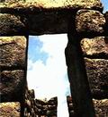 Портал крепости, возвышающейся над Куско. Крепостные стены этого сооружения сложены из огромных камней, некоторые из которых достигают семиметровой высоты