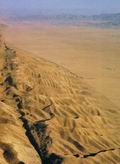 В районах пустынь, таких, как равнина Карризо в 160 км к северу от Лос-Анджелеса, четко видна линия разлома Сан-Андреас. Здесь подвижки земли в высшей степени непредсказуемы и течения, десятилетиями придерживавшиеся одного русла, могут неожиданно повернуть вспять после очередного землетрясения.