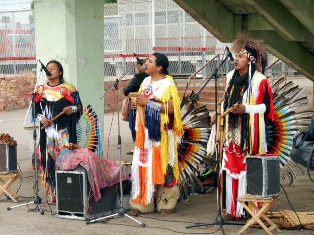 Индеец музыкант. Перуанские музыканты. Уличные музыканты индейцы. Перуанские уличные музыканты. Группа индейцев музыкантов.