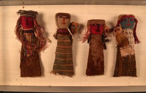 Такие куклы новодел, но сделаны из кусков древней ткани и находятся в «черном списке» Международного совета музеев. Фото - Музей Бёрка