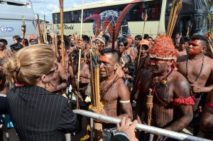 Индейцы мундуруку пытались прорваться на прием к правительству Бразилии. Фото - NYDailyNews.com