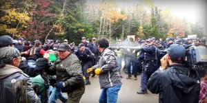 Блокада дороги в Канаде завершилась столкновениями и арестами противников добычи сланцевого газа (видео)