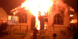 В Чили сожгли очередную церковь – активисты мапуче под подозрением. Фото: @MGAraucania