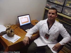 Учёный Кори Рэгсдэйл из Университета штата Монтаны с одним из исследуемых черепов. Фото: dailymail.co.uk
