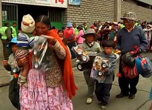 Девочкам - куклы, мальчикам - машинки. В Боливии раздали подарки бедным детям. Фото - кадр видео NTDtv
