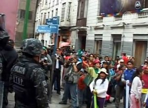 Детская акция протеста в Боливии переросла в столкновения с полицией. Фото - кадр видео NTDtv