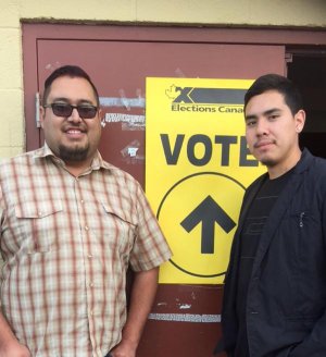 Вейлон Блэк (слева) потратил час в ожидании своего бюллетеня. Но он все-таки проголосовал. Фото: Connie Walker / twitter.com/connie_walker