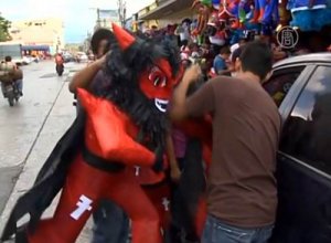 Гватемальцы сжигают перед рождеством чучело дьявола. Фото - кадр видеоряда к новости / NTDtv