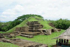 Пирамида в Сан-Андресе. Фото: Mario Roberto Duran Ortiz / Wikipedia