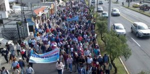 Сотни эквадорских крестьян-индейцев протестовали на прошлой неделе в центре Кито. Фото - La Hora / lahora.com.ec