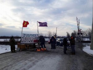 Индейцы тьендинага-мохоки блокировали железную дорогу в Канаде. Фото - Frederic Pepin / Radio-Canada