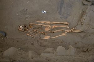 В одном случае вдоль тела погребенного лежали две дополнительные левые ноги. Фото: Габриэль Прието