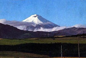 Высоко вознеслась снежная шапка вулкана Котопахи