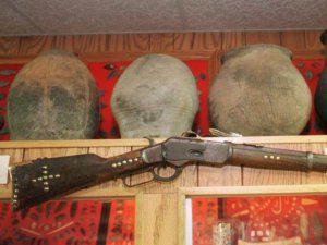 Индейское ружье, которое по утверждению Д.Миллера использовалось в битве при Литтл-Бигхорн в июне 1876 г. Фото - Rob Goebel / The Star. 1998 г.