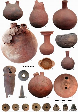 Коллекция керамики и других предметов, найденных в захоронениях в дельте реки Тамбо. Фото - Проект Тамбо, Вроцлавский университет (Польша)