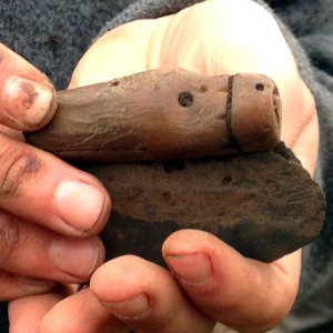 ул’уак с ручкой из кости мамонта и лезвием из аспидного сланца, найденный Анной Слоан из Орегонского университета. Фото - Charles, KYUK – Bethel