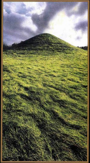 Этот 2000-летний маунд. возвышаю­щийся на юге цен­тральной части Огайо, скрывает в себе погребения ин­дейцев культуры Хоупвелл — древ­них обитателей ре­гиона. Он является частью индейского некрополя (площа­дью 0,5 гa), назван­ного Маунд-Сити.