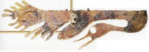 Лебедь-трубач из Сейп Маунда в Огайо из­готовлен из черепашьего панциря. Это весь~ ма распространенный мотив в искусстве се­вероамериканских индейцев. Кромка, похожая на зубцы пилы, естественного про­исхождения. Она являлась соединительным швом между двумя пластинами панциря рептилии.