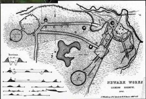 Группа земляных сооружений Ньюарка в ок­руге Ликинг, штат Огайо, некогда была крупнейшей на территории Соединенных Штатов. Она растянулась на 6.4 километ­ра. На карте, составленной Сквайром и Дэ­висом (рисунок внизу). показан изначаль­ный комплекс хоупвеллских сооружений с путями сообщений между оградами различ­ной формы. До наших дней дошли лишь от­дельные части комплекса. Среди них — эта круговая насыпь с высотой стен в 2 метра и площадью 1 гектар (слева). Она сообща­ется с восьмиугольником, который занима­ет еще 2 гектара. Сохранившиеся монумен­ты сейчас являются частью частной площадки для гольфа.
