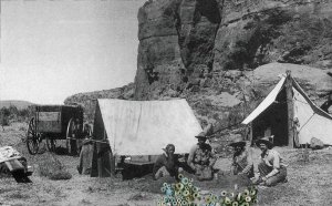 Члены Хайдовской исследовательской экс­педиции 1896 года. Ричард Уззерилл (справа), археолог Джордж Пеппер, от­ветственный за перевозку груза Орайн Бак и неизвестный индеец из племени навахо просеивают в своем лагере около ру­ин Пуэбло Бонито, относящихся к куль­туре Анасази, землю, взятую в одной из комнат пуэбло. Среди сделанных ими в этом месте находок было более 2000 бу­син из бирюзы (фотография вверху), ко­торые были насыпаны в корзину и явля­лись частью погребального приношения.