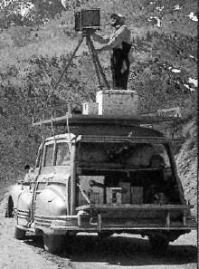 Лиселю Адамсу, который изображен на этой фотографии стоящим на крыше сво­его автомобиля, было 39 лет, когда он приехал в Меса Верде. К этому времени он уже стал знаменитым благодаря своим фо­тографиям американской природы. 228 фо­тографий, которые он послал в Вашингтон по окончании своего тура по национальным паркам, были забыты на долгие годы после закрытия проекта по созданию фотопан­но-Адаме умер в 1984 году.