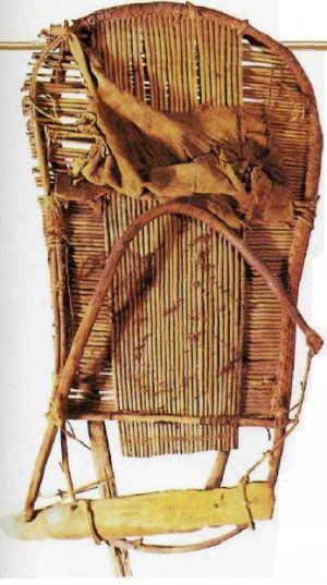  Около 750 года н. a., в отличие от прак­тики, существовавшей в период баскетмейкер, женщины анасази стали использо­вать для переноски новорожденных младенцев сумки с жестким каркасом, вы­зывавшие деформацию черепа. Никто не может с уверенностью сказать, чем было вызвано это изменение.