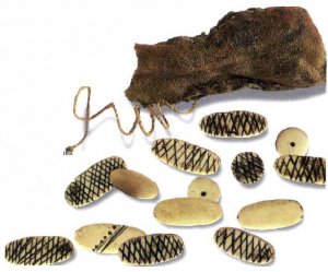  В поселениях корзинщиков иногда нахо­дят игральные фишки, сделанные из кости. Изображенный здесь набор, до­полненный кожаным мешочком для хра­нения, был обнаружен в пещере в шта­те Юта. На одних фишках есть гравированные узоры, у других по цен­тру просверлено отверстие. Всего ар­хеологи насчитали 44 разновидности фишек. Их, видимо, кидали, как при игре в кости.
