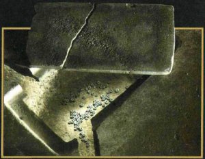Этот необычный и оригинальный кон­тейнер был найден в ходе раскопок в Чако-Каньоне. Для каких целей анасази его изготовили — неизвестно. Крышка плотно закрывала вырезанный из кам­ня сосуд, в котором лежали 146 бусин из бирюзы.