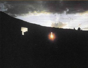 Окно постройки Каса Ринконада в шта­те Нью-Мексико, через которое видно вос­ходящее солнце, могло служить для опре­деления дня летнего солнцестояния. Подобное приспособление, известное как "солнечная отметка" (sun dagger), состо­явшее из прорези в скале, проходя через которую солнечный луч попадал на спира­леобразный петроглиф, было обнаружено в Фахада Баттэ в штате Нью-Мексико (фотография слева). Прослеживая в тече­ние года перемещение точки восхода солн­ца по линии горизонта, анасази, вероят­но, могли предсказывать дни солнцестояний.