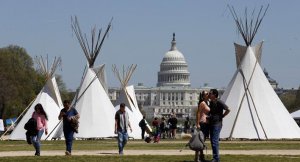 Индейцы, ковбои и зелёные разбили протестный лагерь в центре Вашингтона. Фото - AP