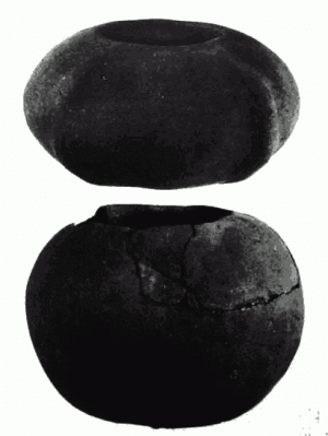 108. Два маленьких кувшина без шейки, найденные с Захоронением 2 в Абасоло. Сосуд сверху, изображающий тыкву, имеет диаметр 11 см. Такие сосуды обычно находили с женщинами.