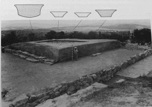 133. Структура 28 (над Структурой 19), вид с северо-запада. Показаны четыре сосуда с приношениями, найденные под углами храма.