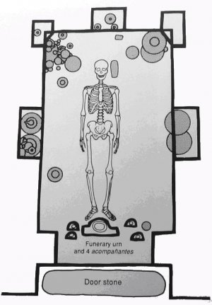 252. План Гробницы 104 в Монте-Альбане, на котором показан дверной камень, погребальные урны, стенные ниши и керамические сосуды (заштрихованы точками).