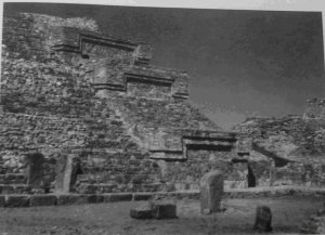 266. Балюстрада этой храмовой платформы в Монте-Альбане демонстрирует три «двойных наплечника». (На фотографии, сделанной в 1946 году, видны резные стелы, которые с того времени были перенесены в хранилища).