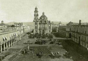 Колониальные здания площади Санто-Доминго в Мехико. 1891 г.