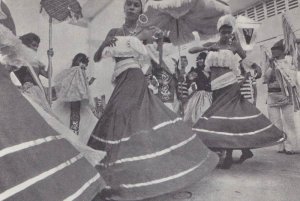 В ритмах и мифологической символике бразильских танцев маракату даже в наши дни чувствуется влияние африканских религиозных верований. Фото – Абриль Пресс, Бразилия.