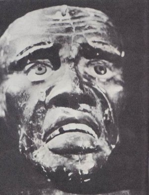 одна из древнейших карнавальных масок Оруро; справа: современная «маска дьявола»