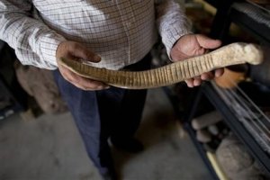 Археолог д-р Энрике Мартинес Варгас показывает лошадиное ребро с порезами. Фото: Ребекка Блэквелл / AP / 08.10.2015.