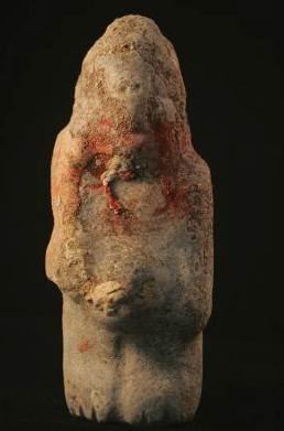 Эта фигурка была найдена у тазобедренной кости. Считается, что на ней изображено божество Акан с выпуклым словно горшок животом.