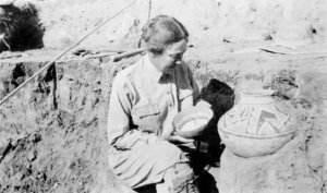На фотографии 20-х годов XX века археолог-любитель Хэтти Косгров с чашей и сосудом для воды. Ранчо Свортсов, расположенное к северу от современного города Деминг (шт. Нью-Мексико).