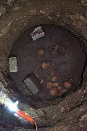 Скелет высокопоставленного акольуа (жреца или правителя) был обнаружен закопанным в цистерне на глубине в 6 м. 20 см., а вместе с ним и множество знаменательных предметов. Фото: Melitón Tapia/INAH