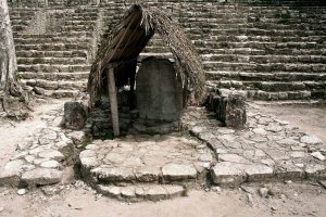 Верхній фрагмент стели 11 всередині святилища і розташований перед ним округлий вівтар (фото М. Кон)