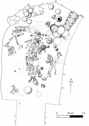 Рис. 95. Погребение 10 из Северного акрополя Тикаля (по Coe, 1990).